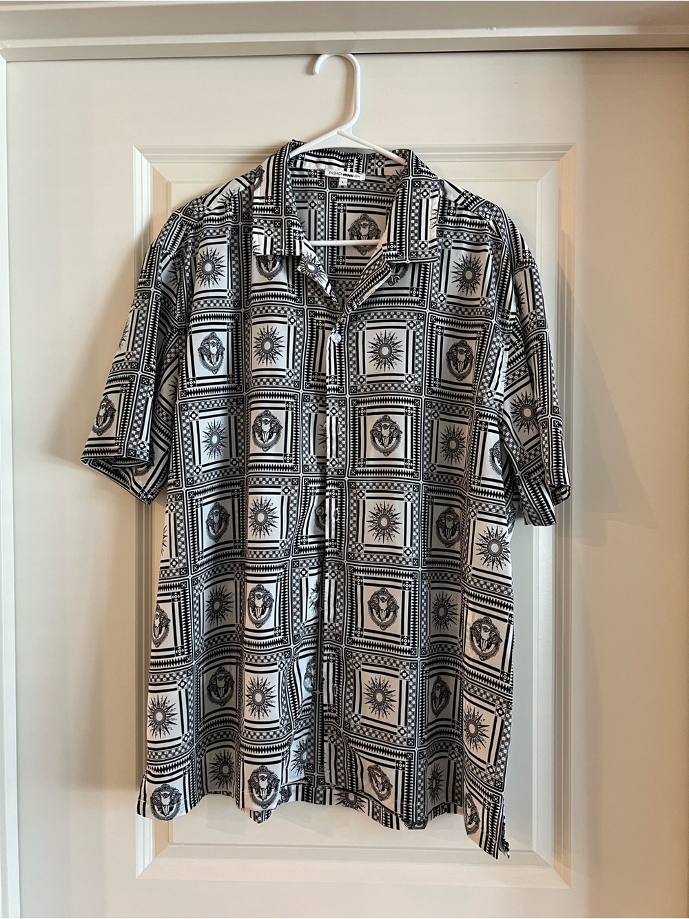 Fashion Nova Black & White Geometric Print Short-Sleeve Button-Down